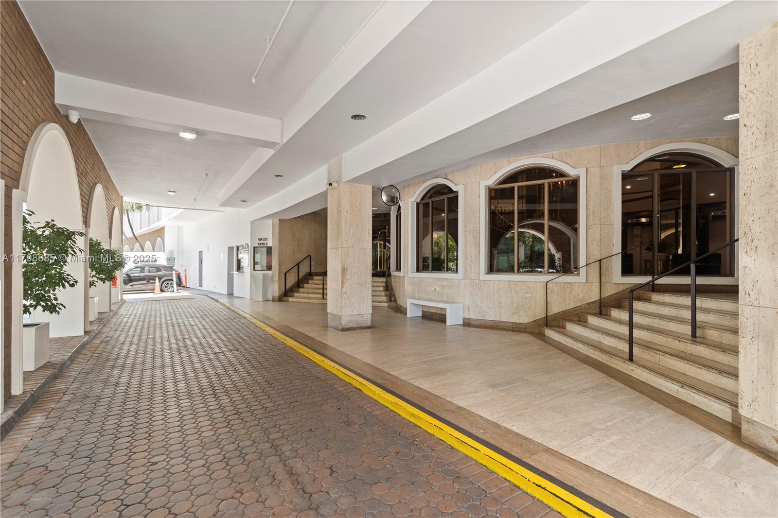 6039 Collins Ave # 521