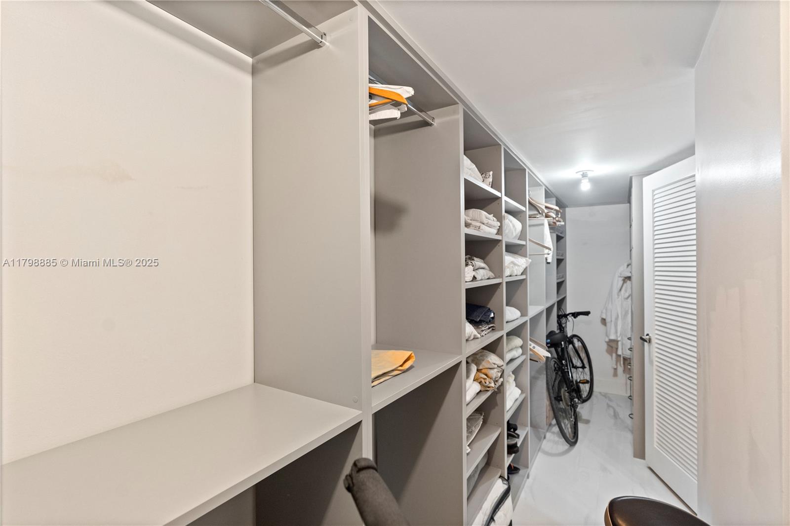 6039 Collins Ave # 521