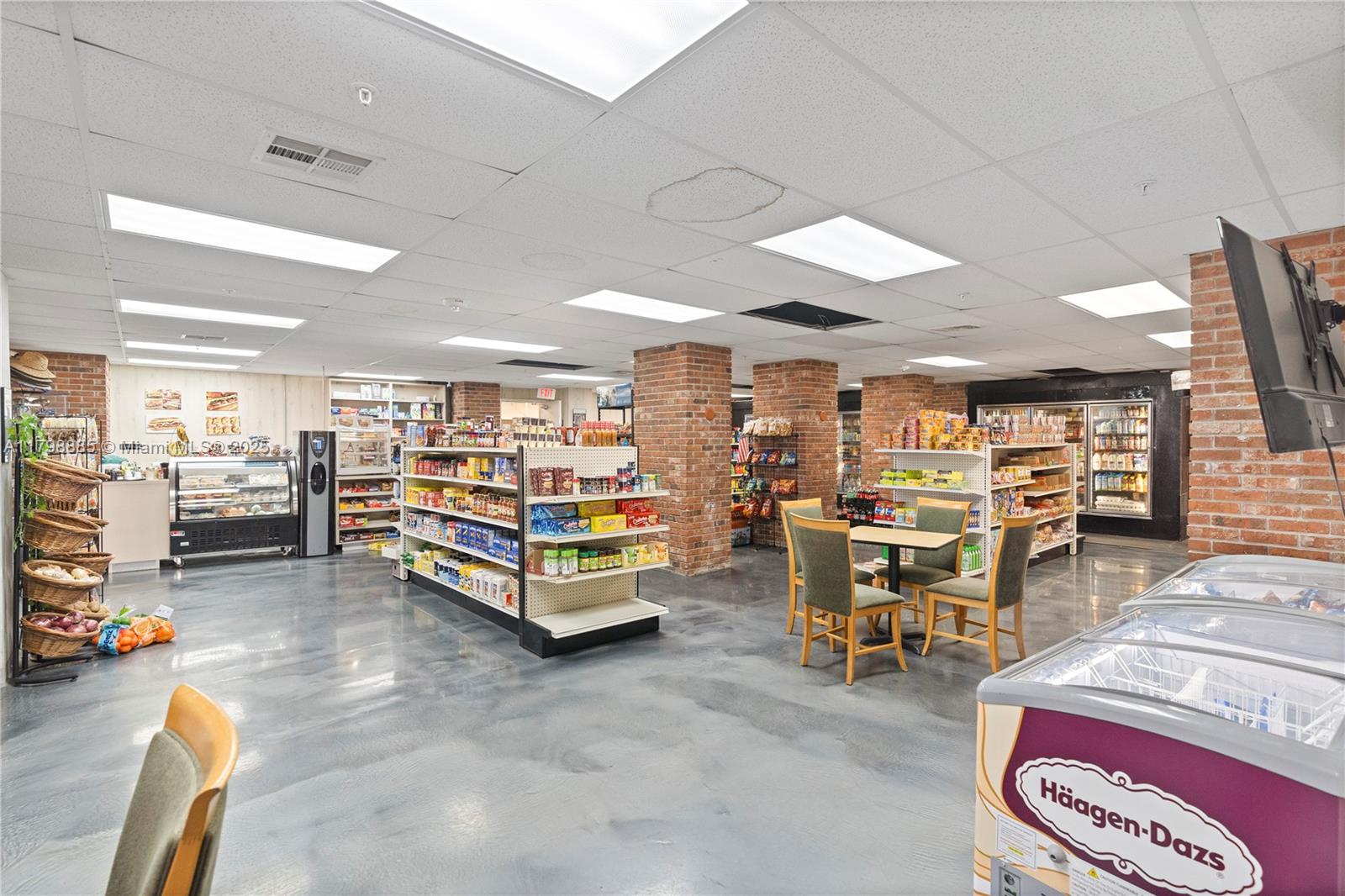 6039 Collins Ave # 521