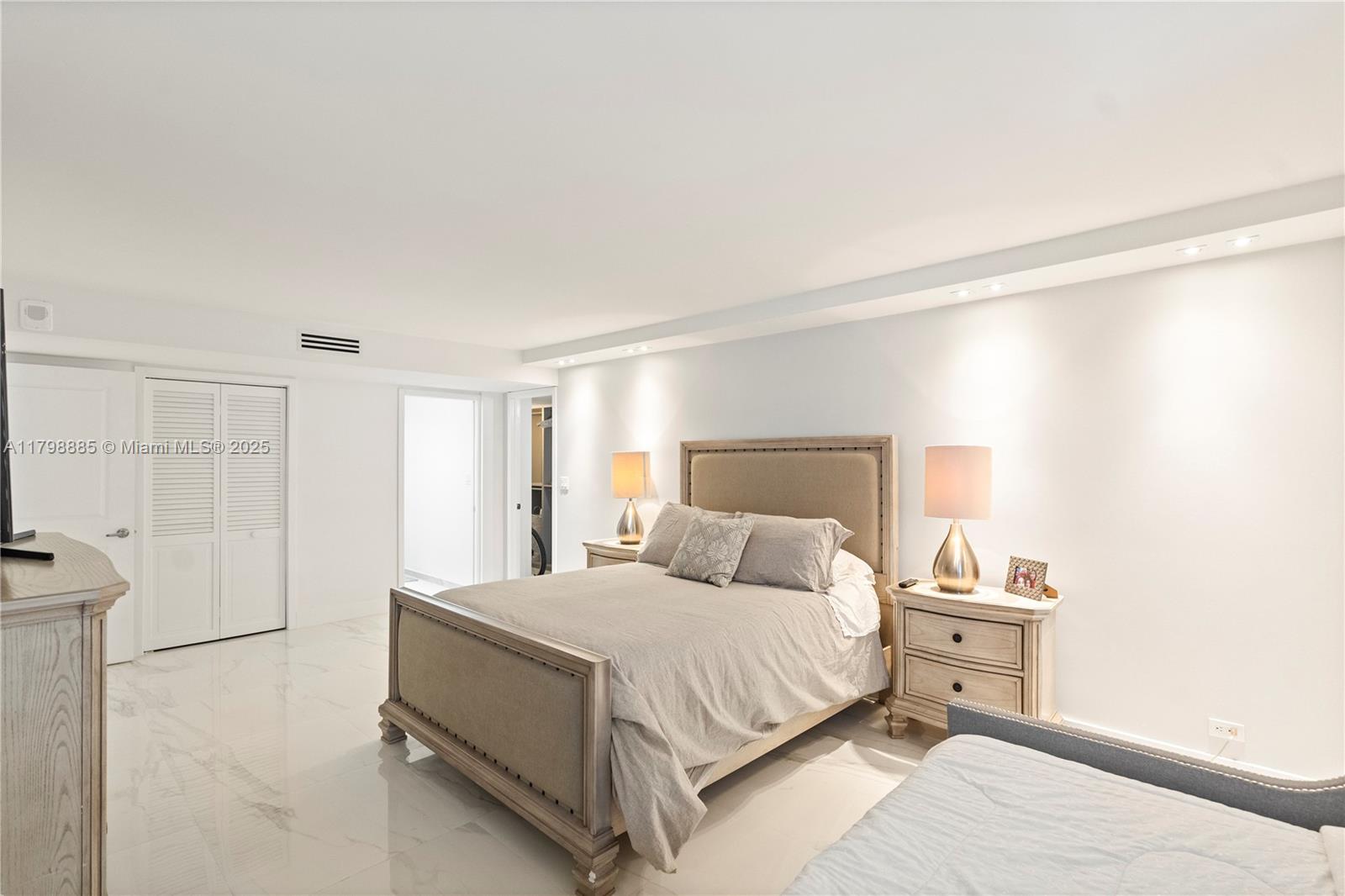 6039 Collins Ave # 521