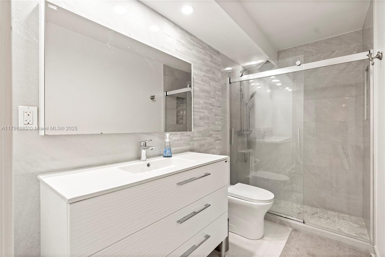 6039 Collins Ave # 521