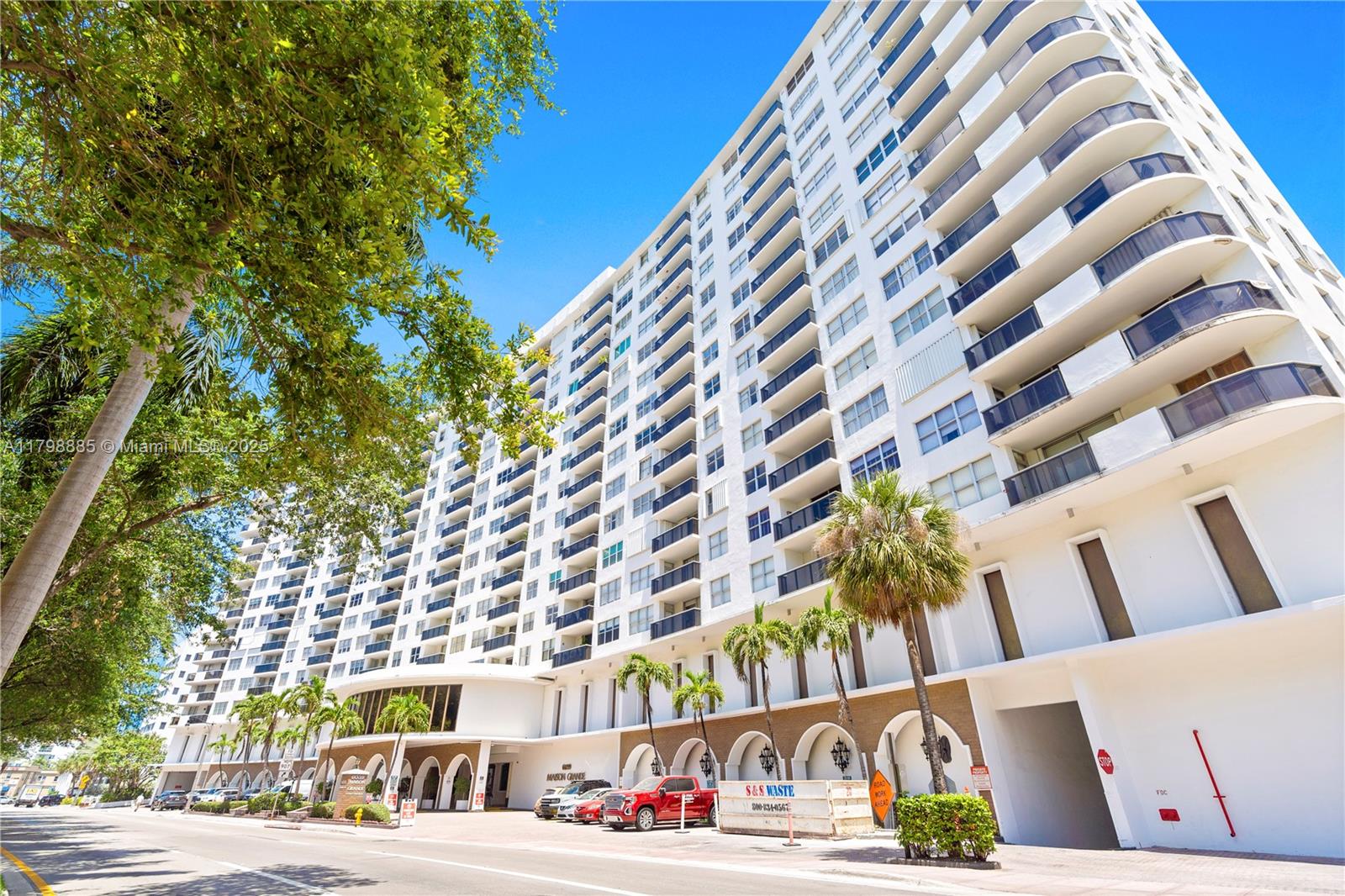 6039 Collins Ave # 521