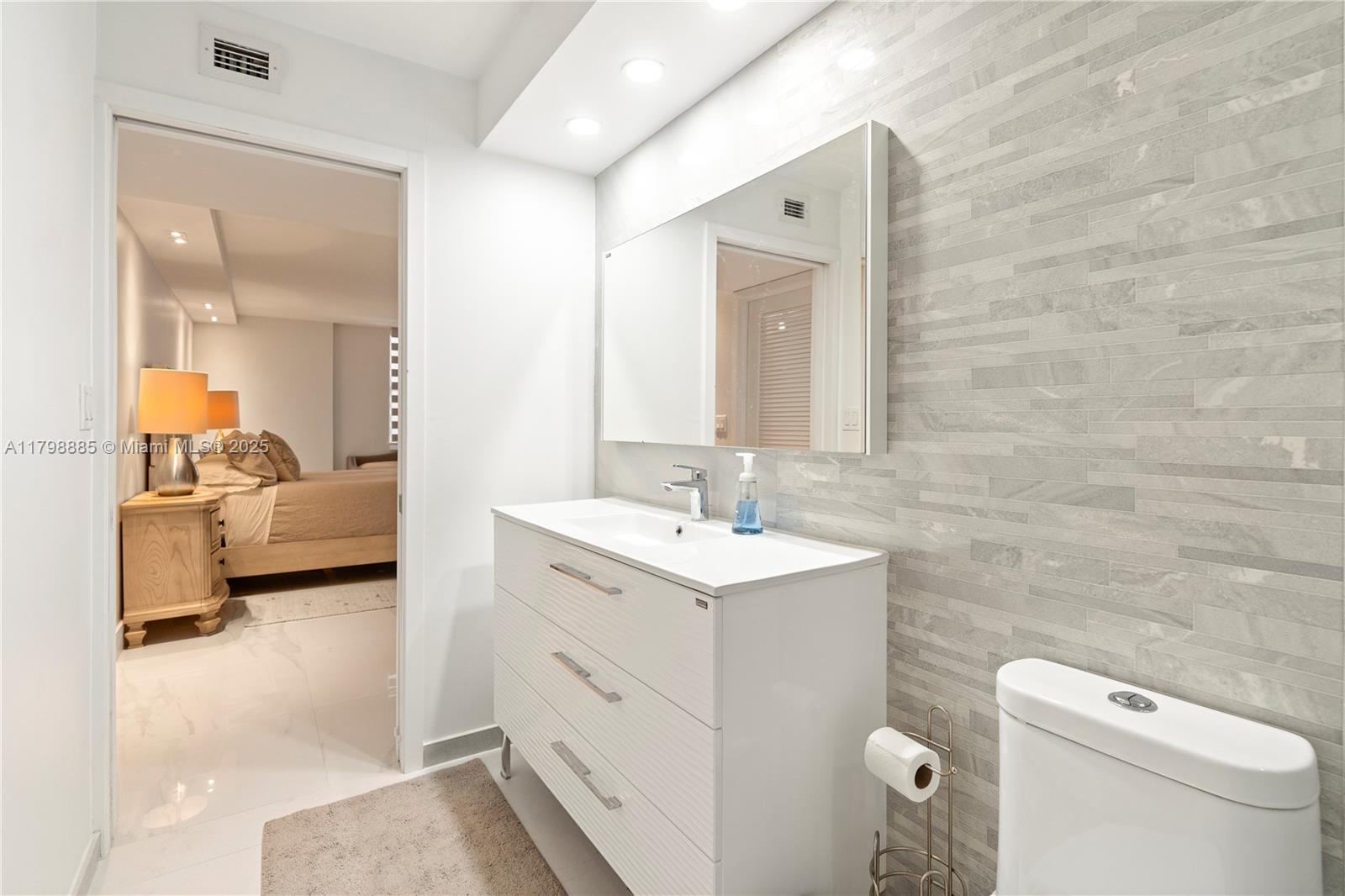 6039 Collins Ave # 521