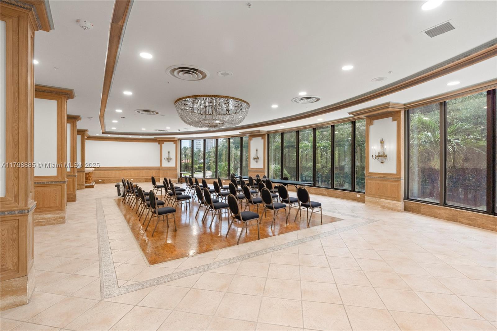 6039 Collins Ave # 521