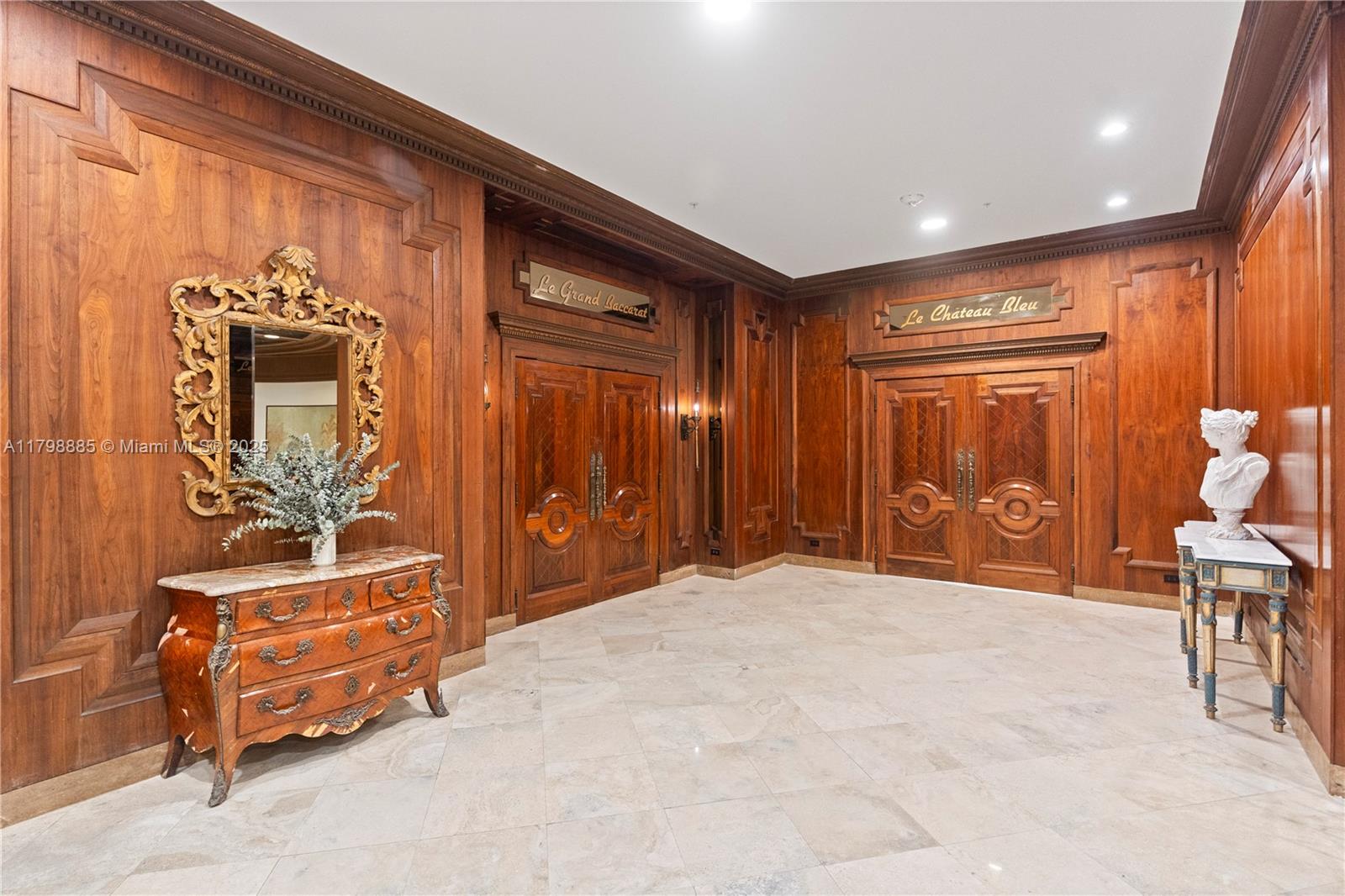 6039 Collins Ave # 521