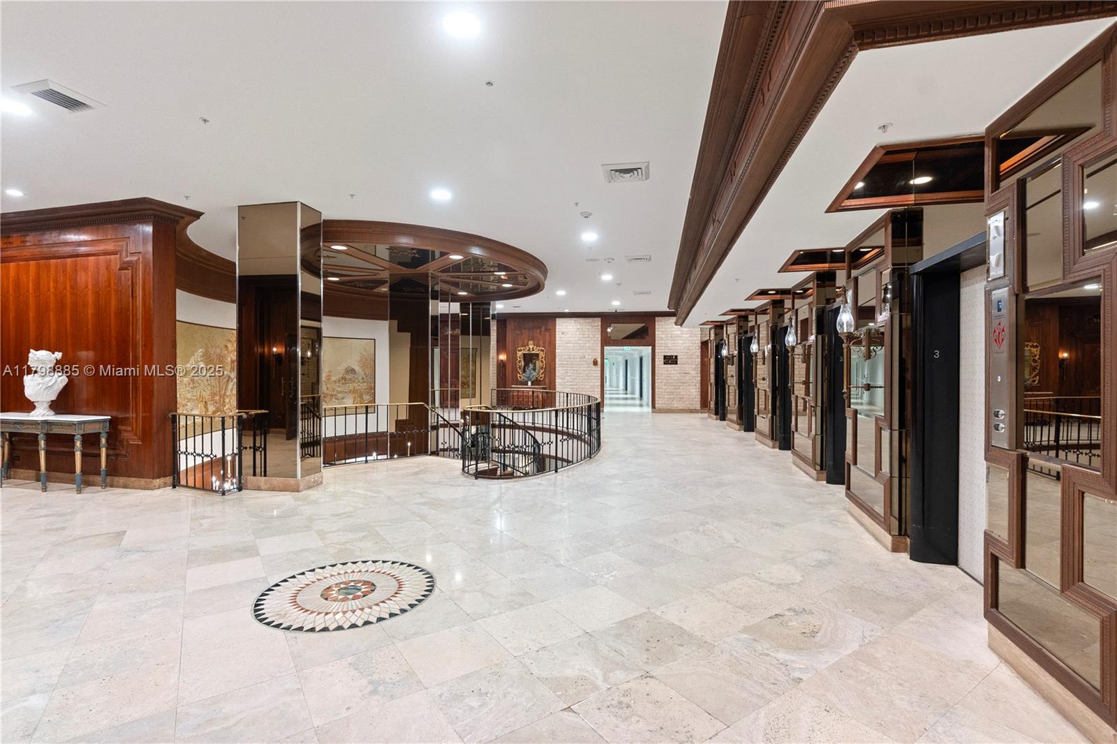 6039 Collins Ave # 521