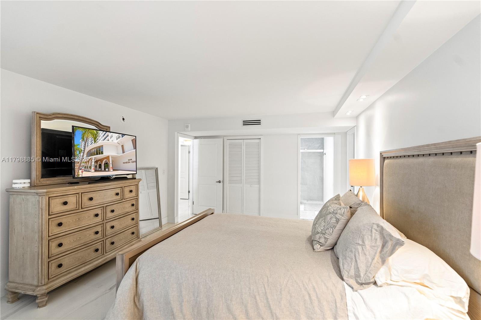 6039 Collins Ave # 521