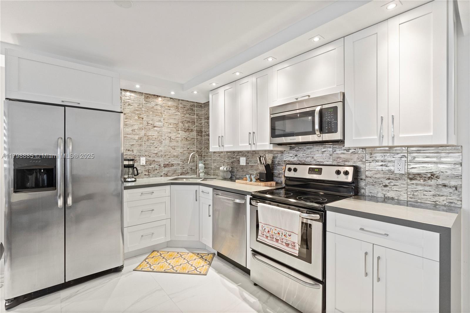 6039 Collins Ave # 521