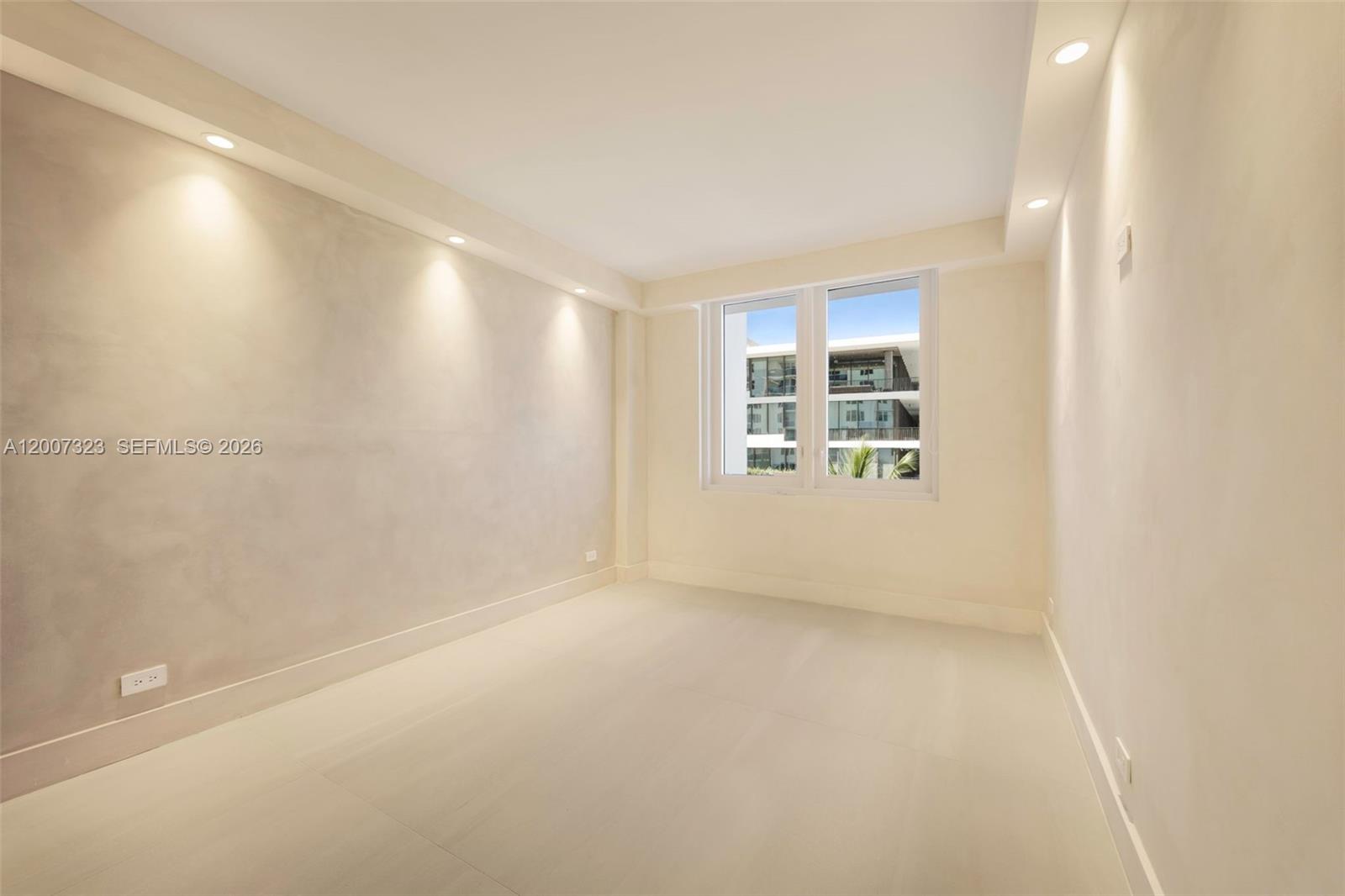 2301 Collins Ave # 526
