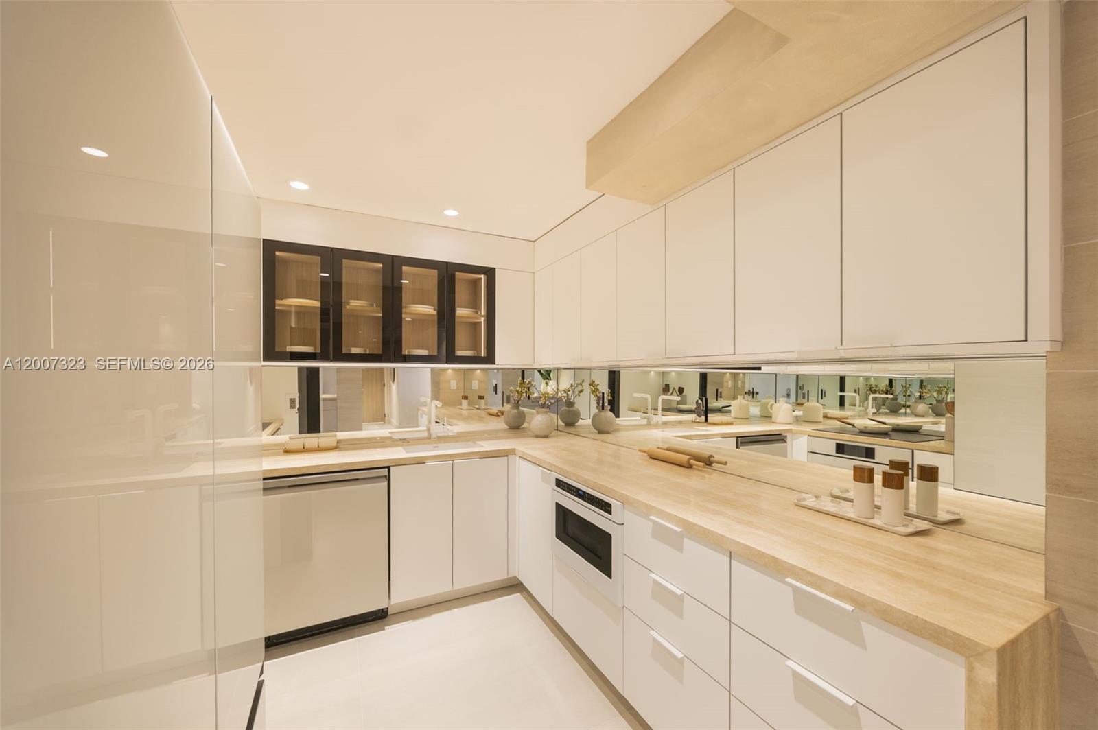 2301 Collins Ave # 526