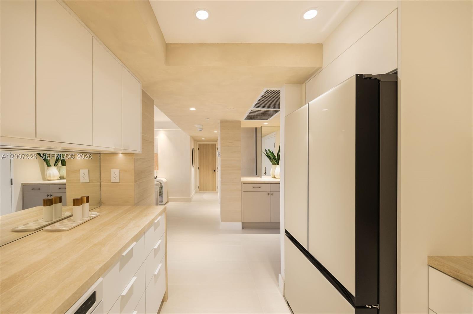 2301 Collins Ave # 526