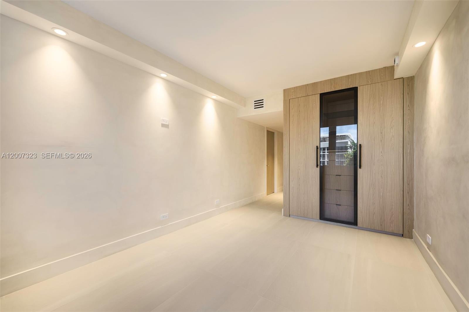 2301 Collins Ave # 526