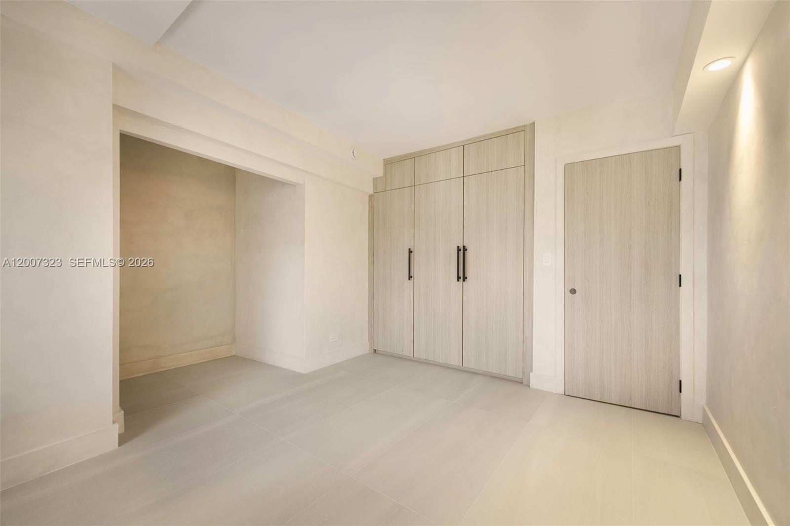 2301 Collins Ave # 526