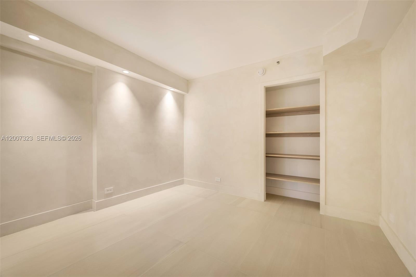 2301 Collins Ave # 526