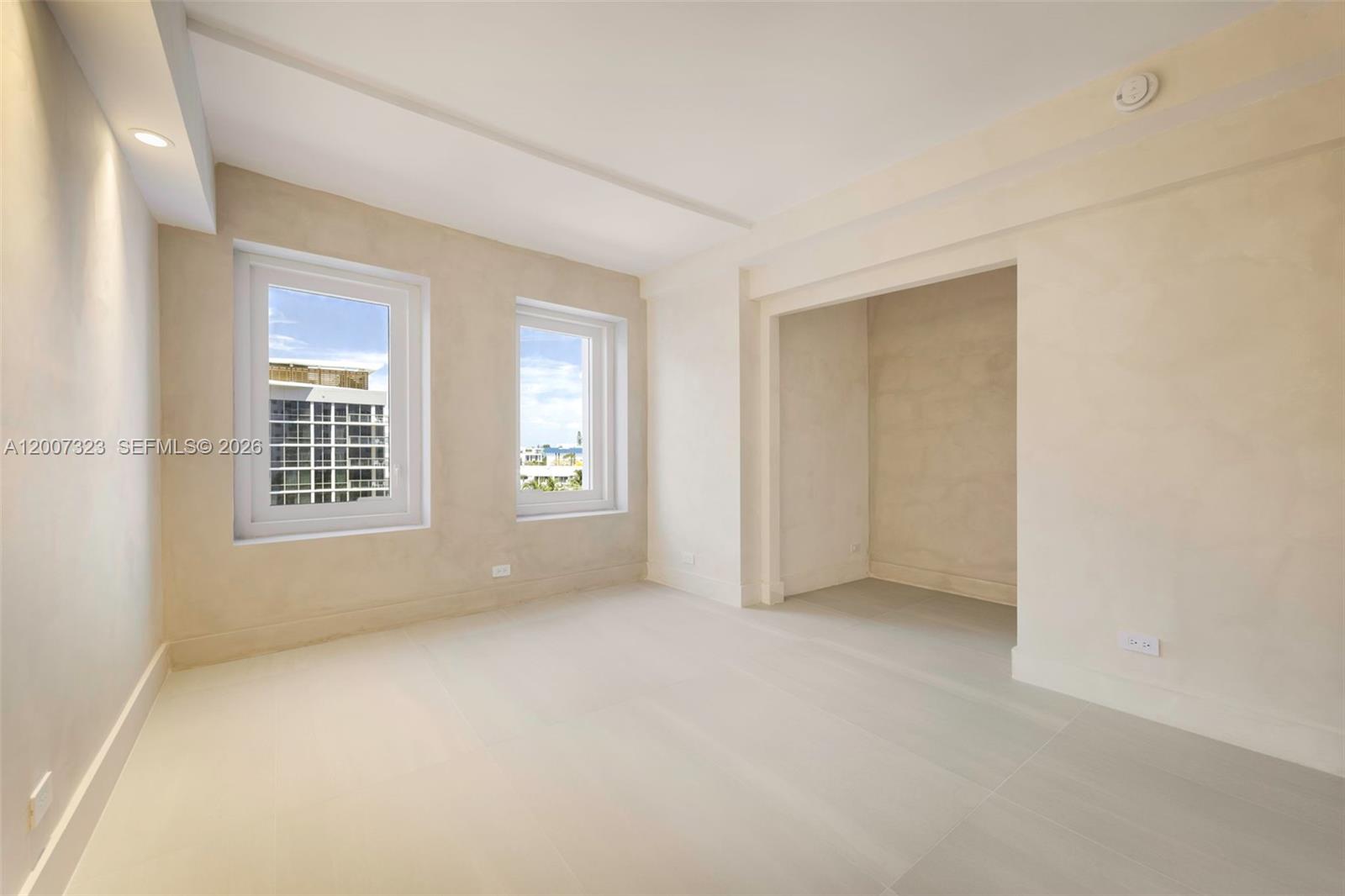 2301 Collins Ave # 526