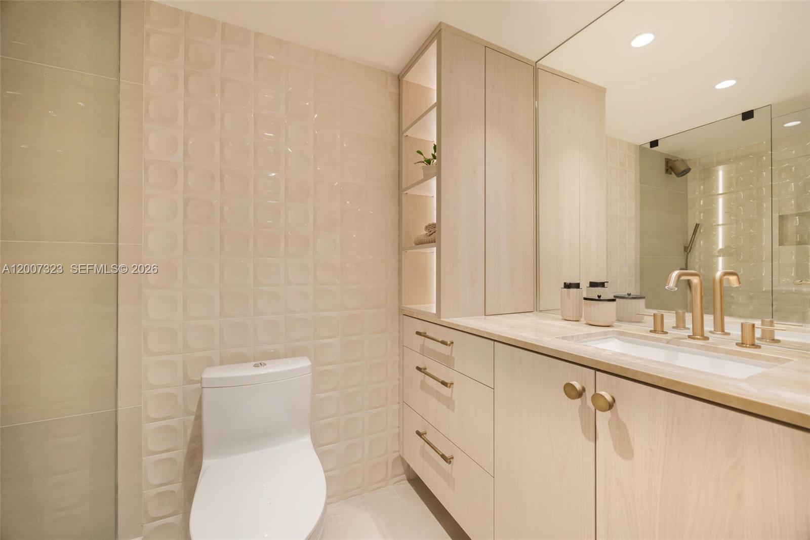 2301 Collins Ave # 526