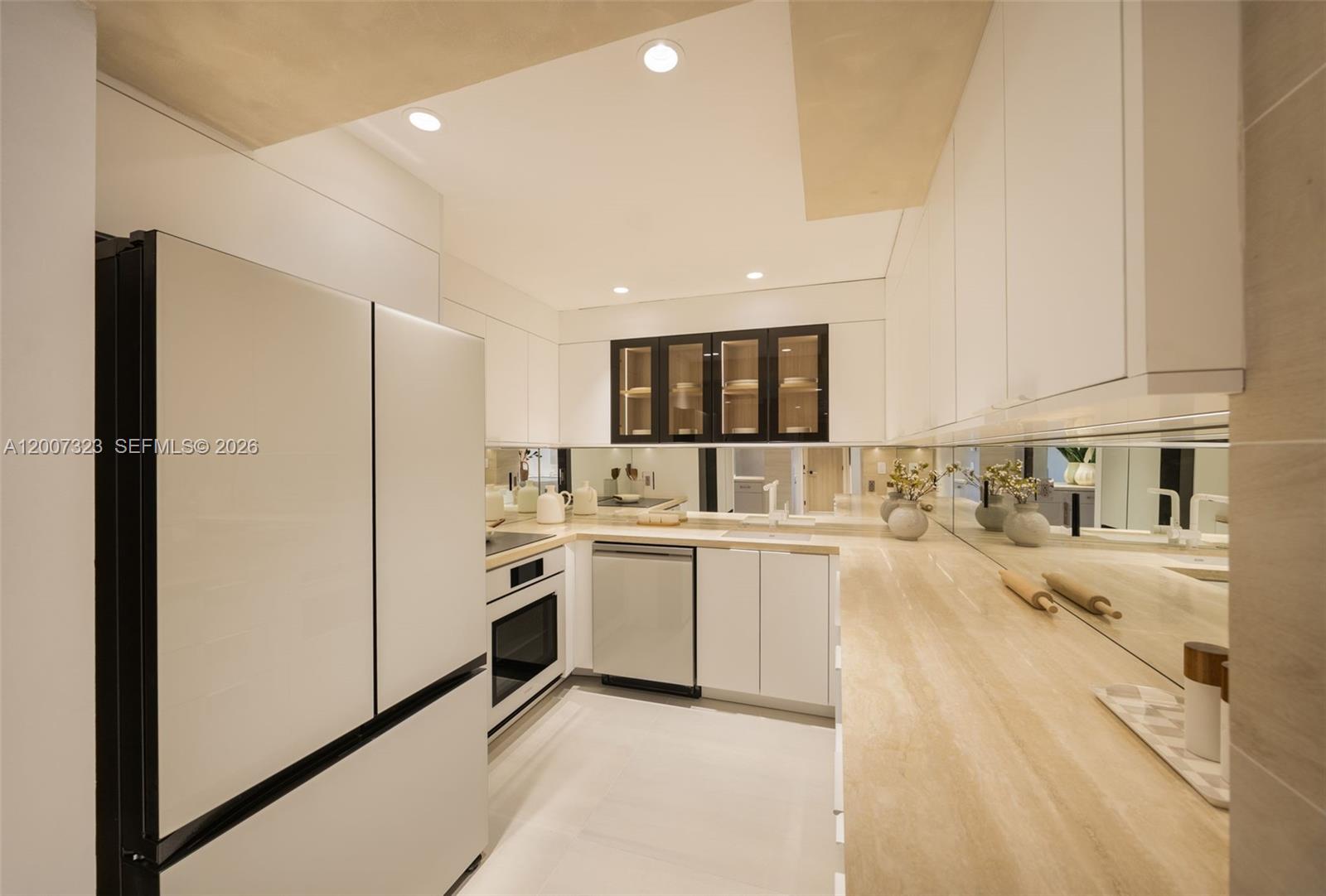 2301 Collins Ave # 526