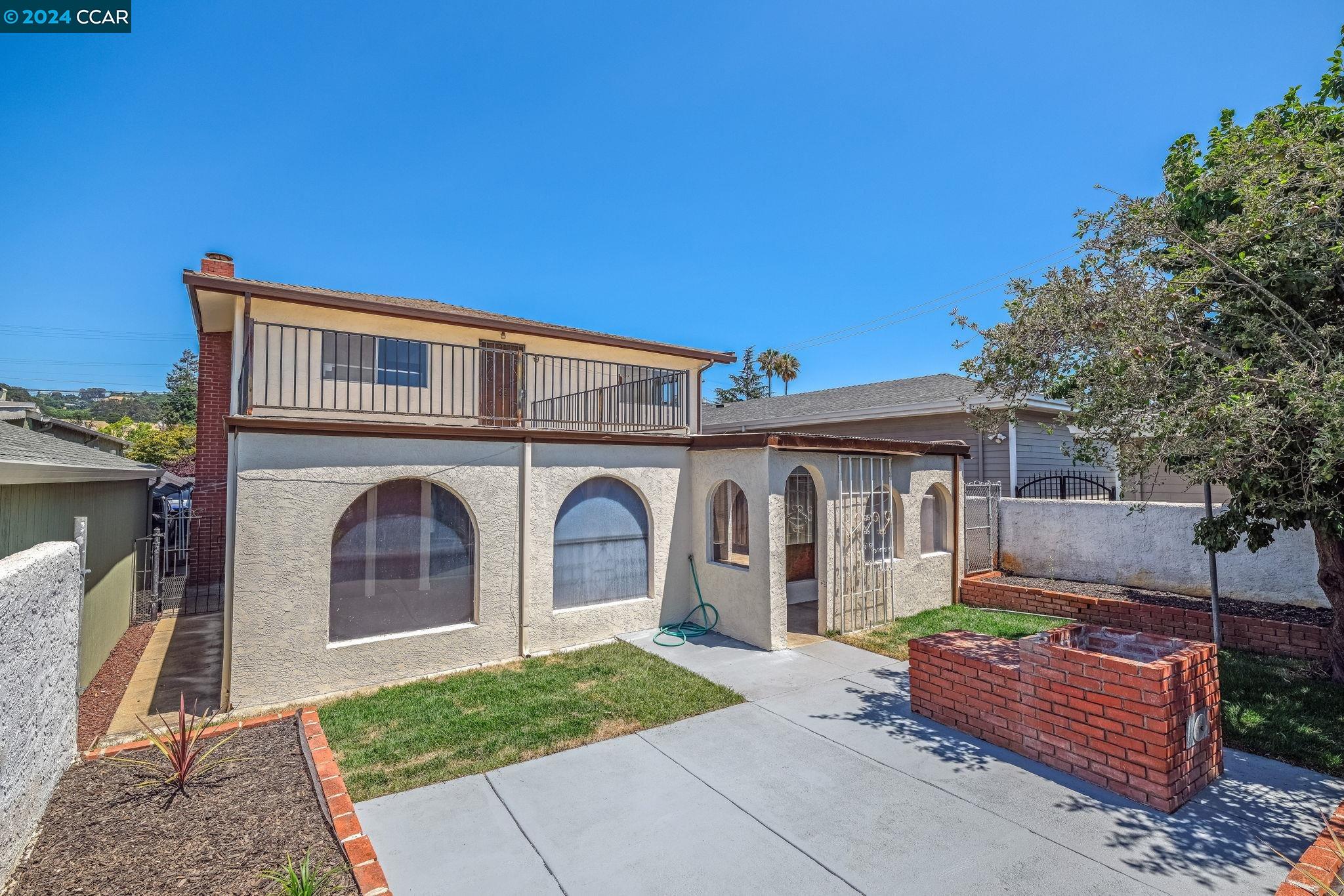 345 Hollister Ct