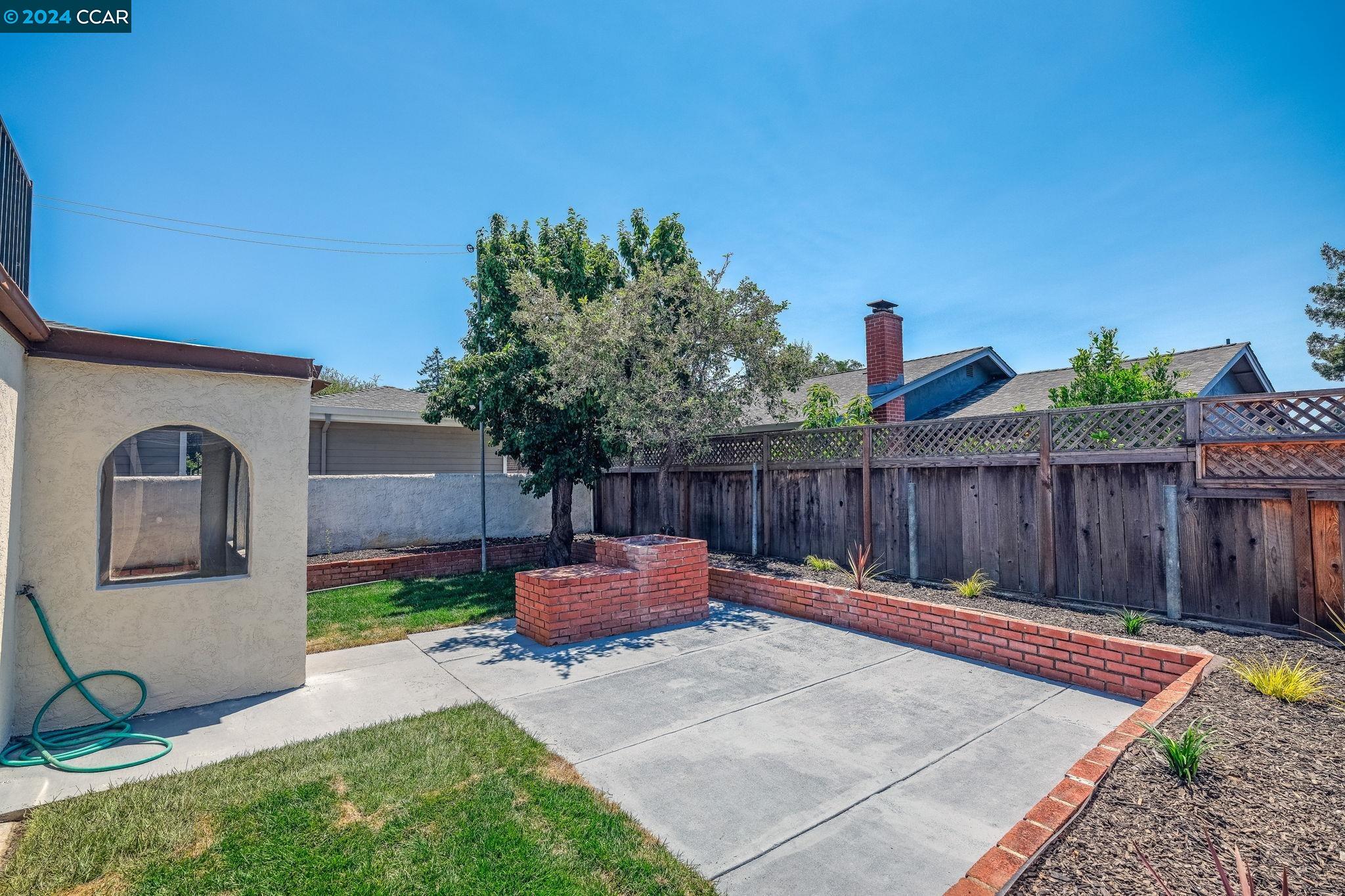 345 Hollister Ct