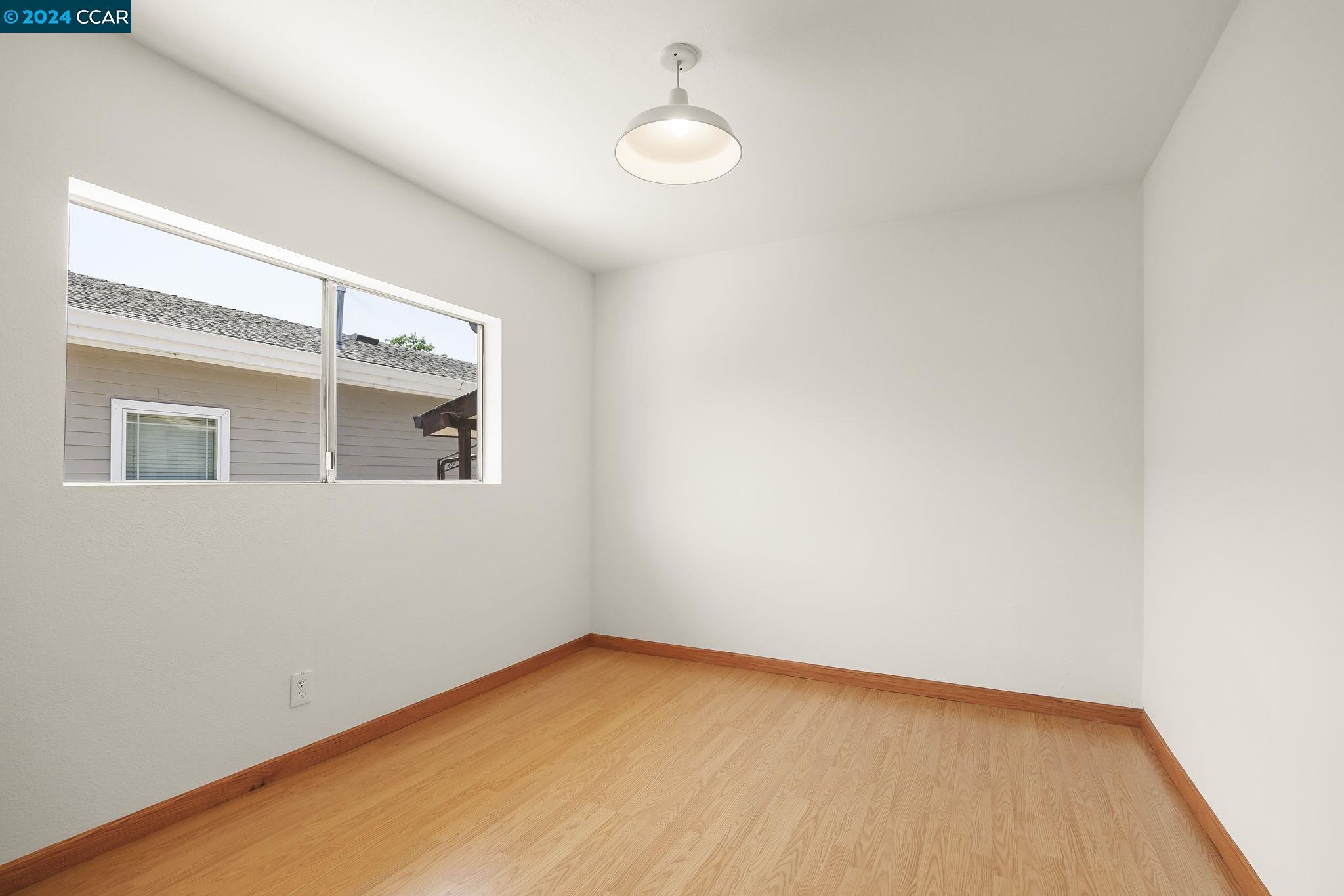 345 Hollister Ct