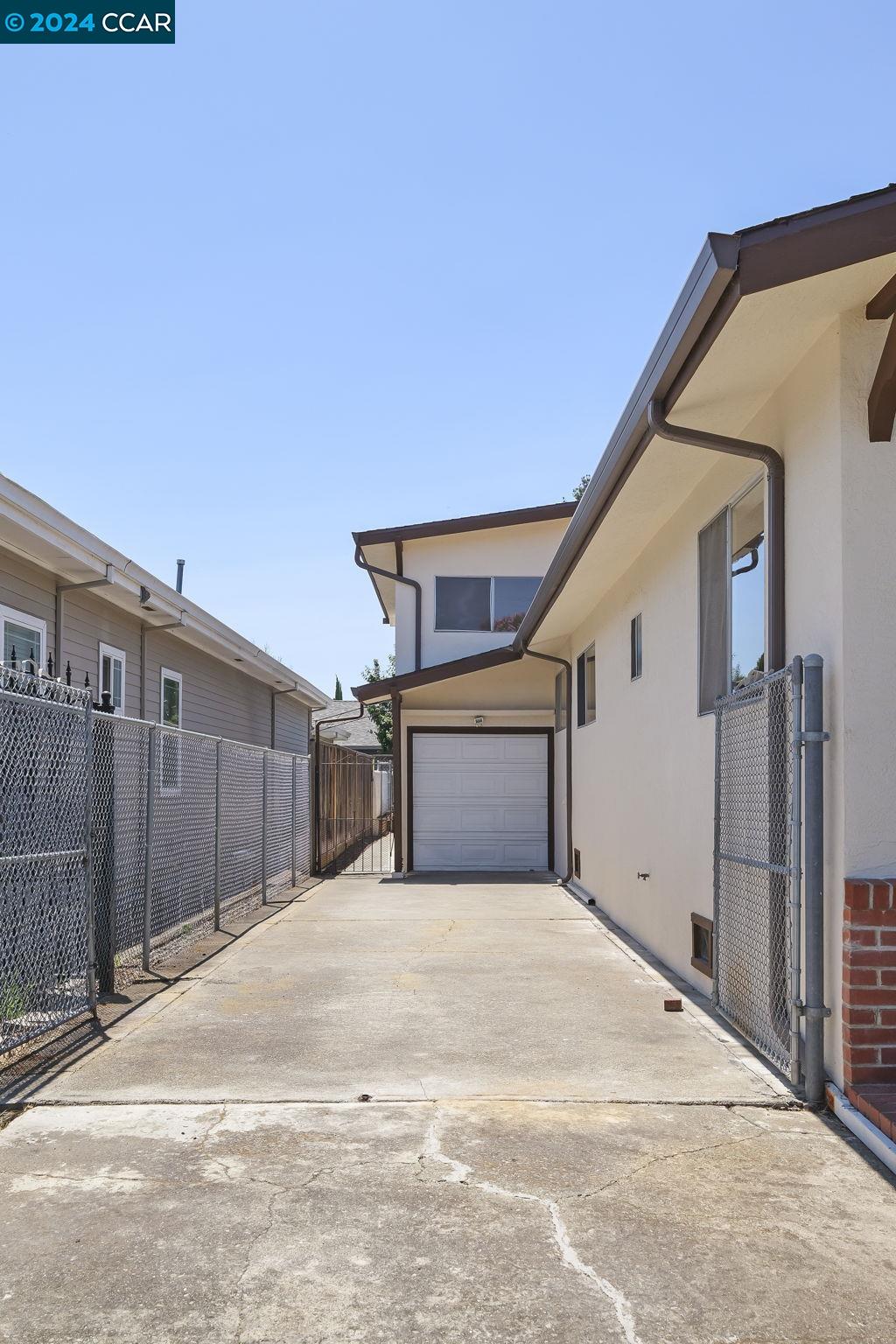 345 Hollister Ct
