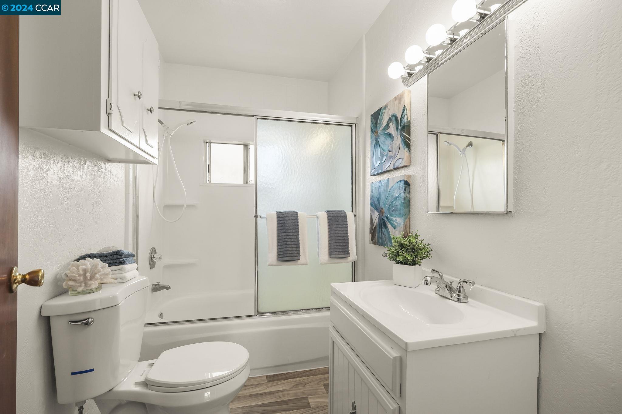 345 Hollister Ct