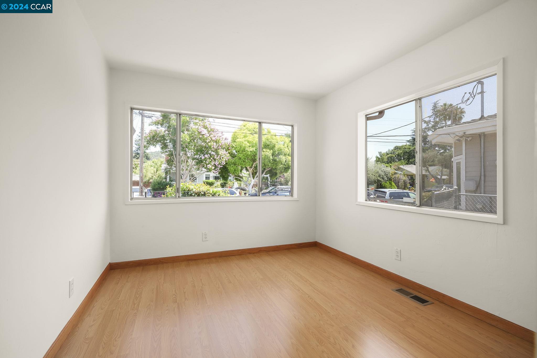345 Hollister Ct