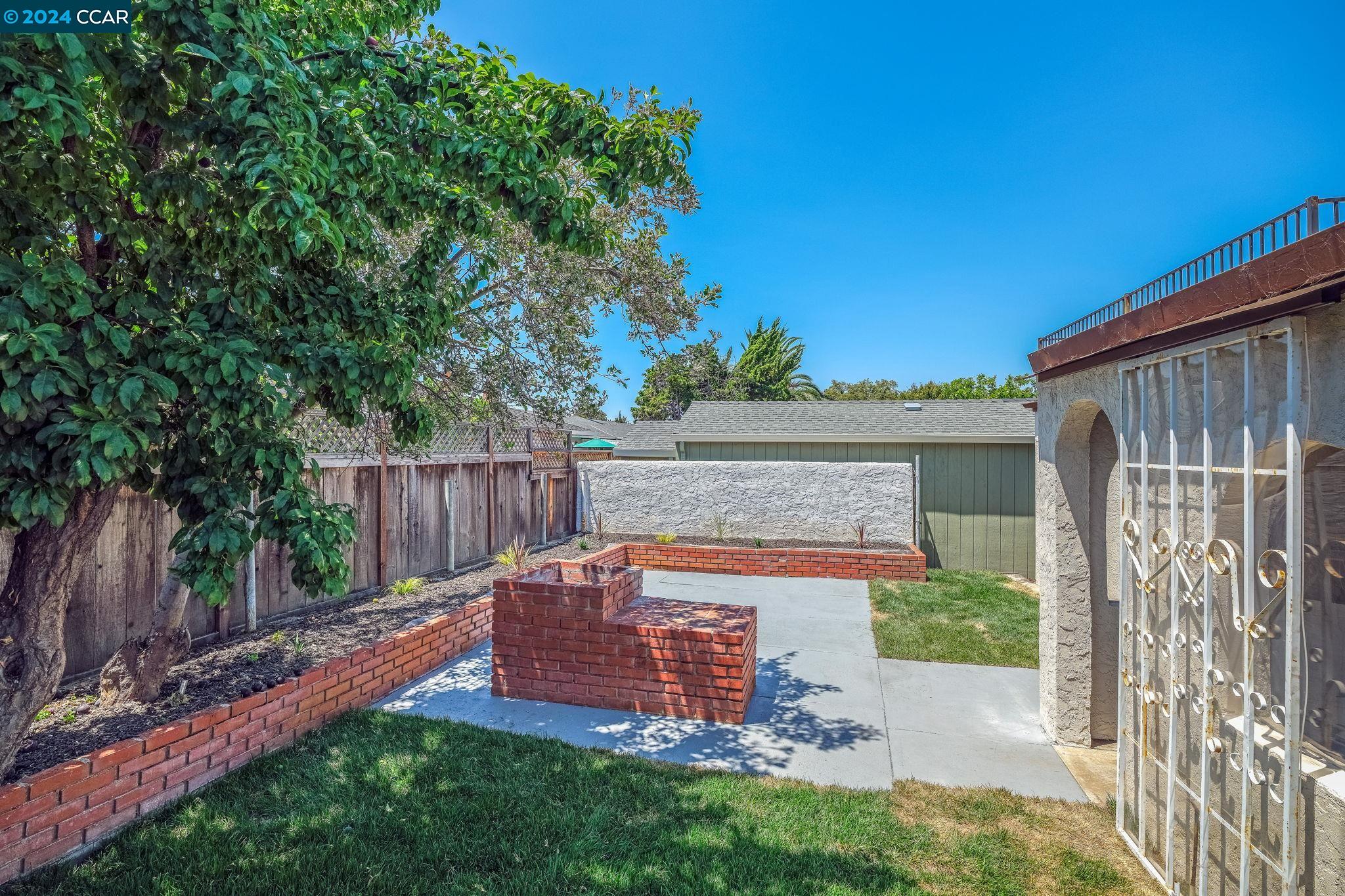 345 Hollister Ct