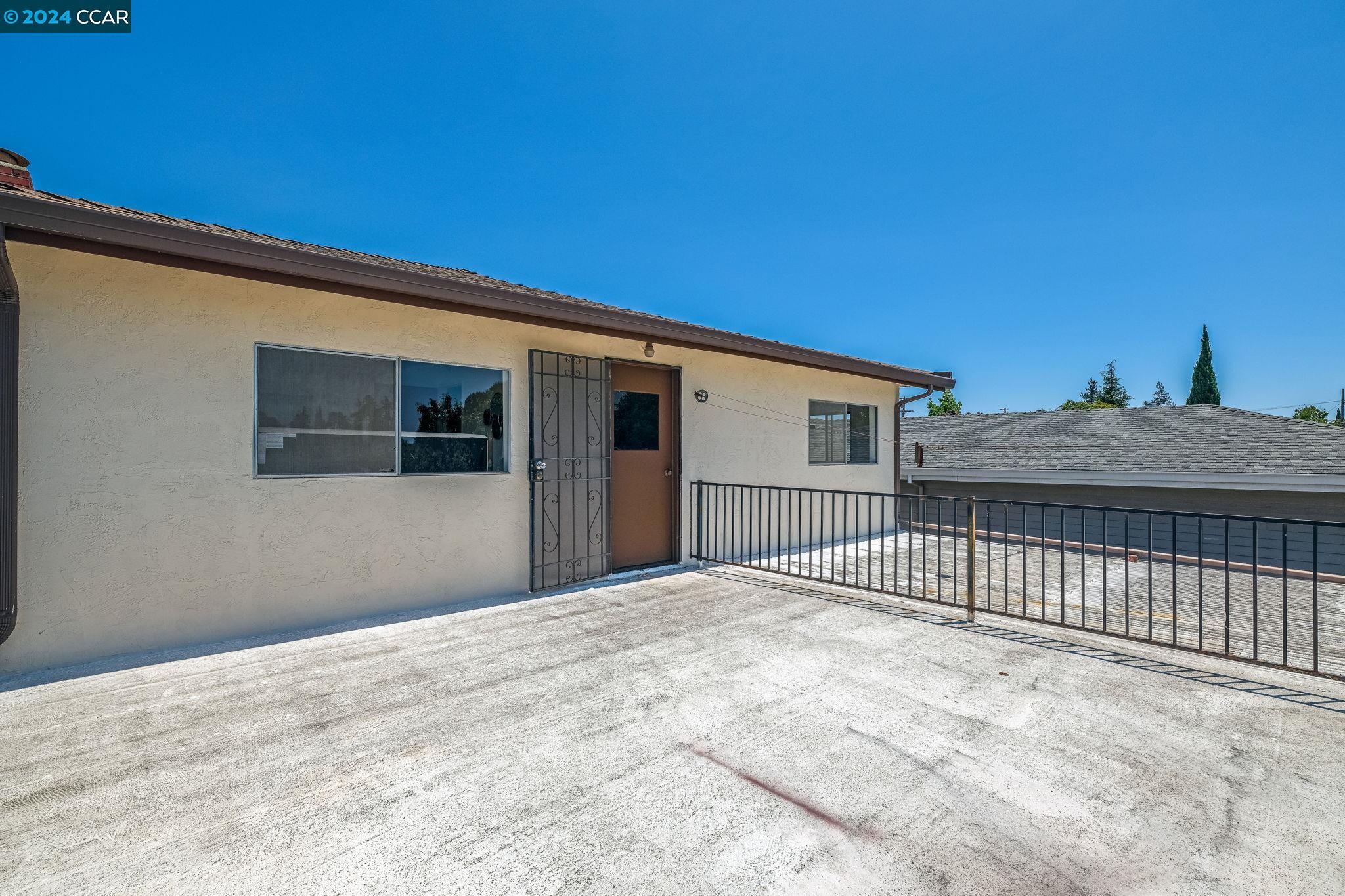 345 Hollister Ct