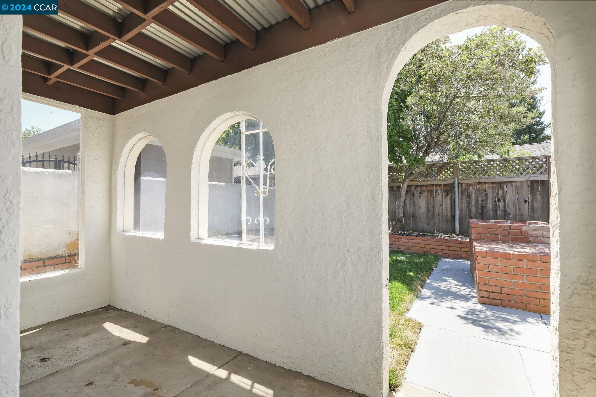 345 Hollister Ct