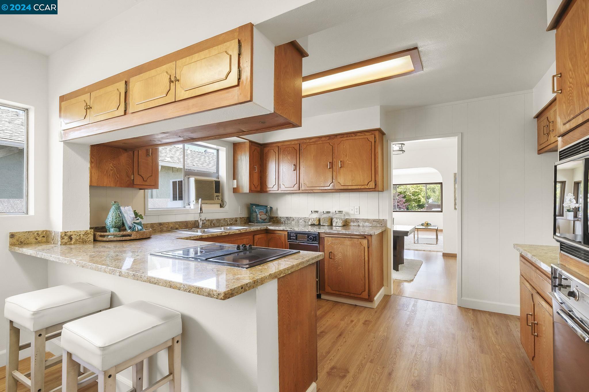 345 Hollister Ct