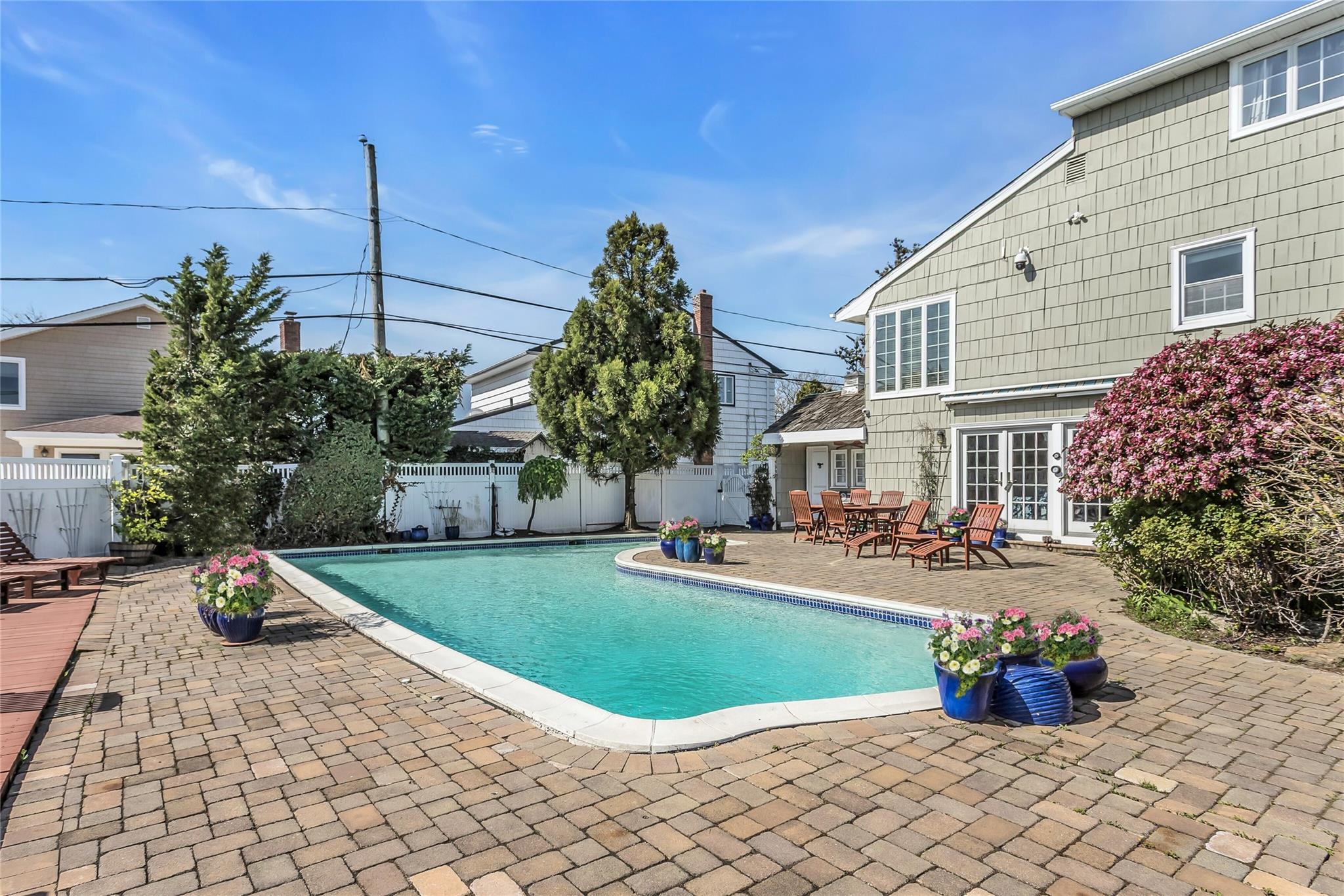 1402 Bay Boulevard
