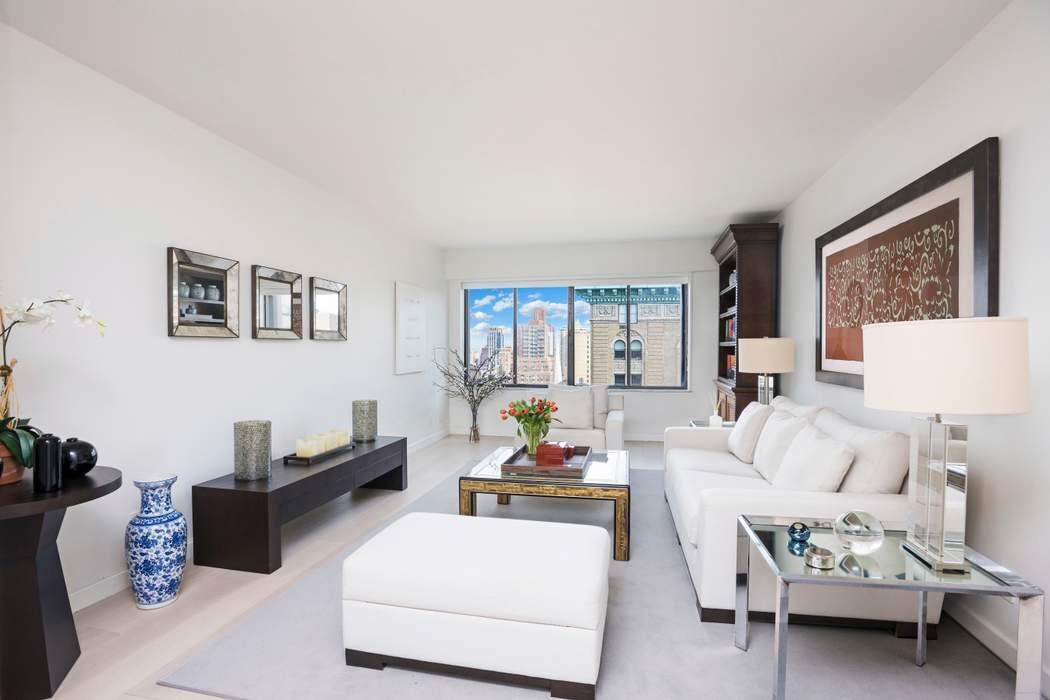 900 Park Avenue 21B