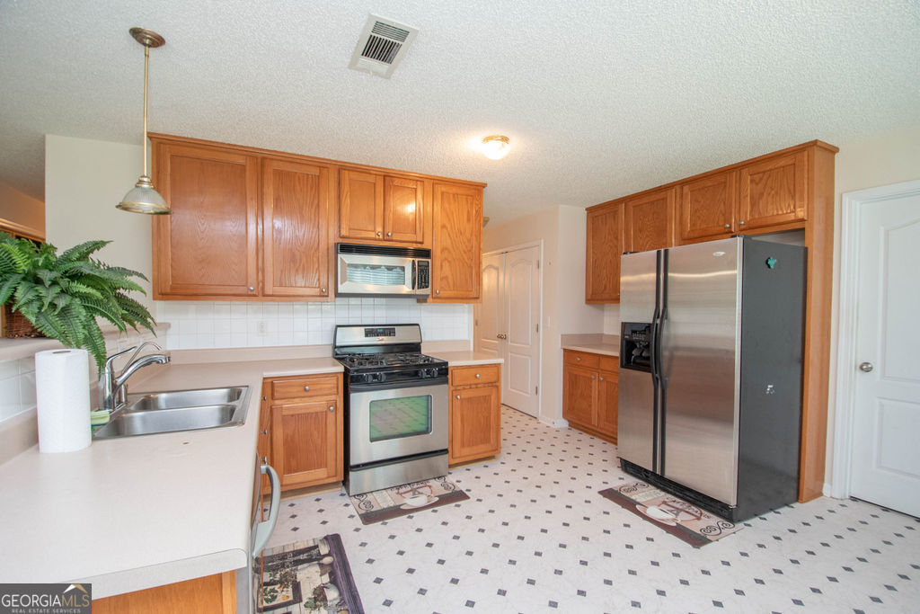 136 Peachtree Glenn Drive