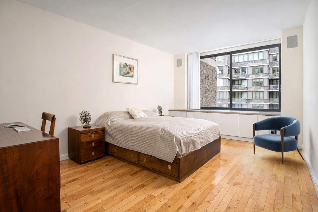 44 W 62nd Street 25E