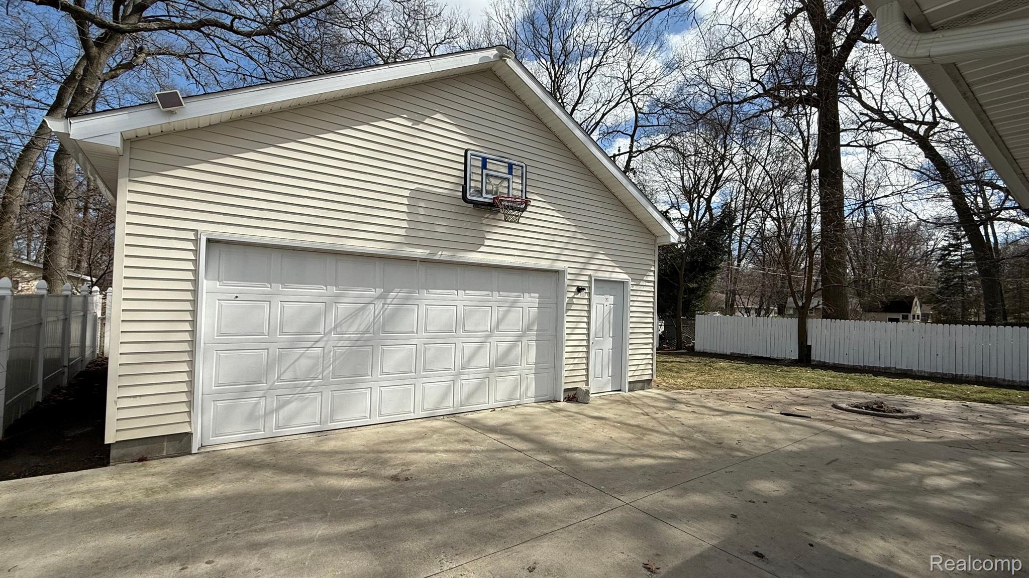 3318 RIVERSIDE Drive