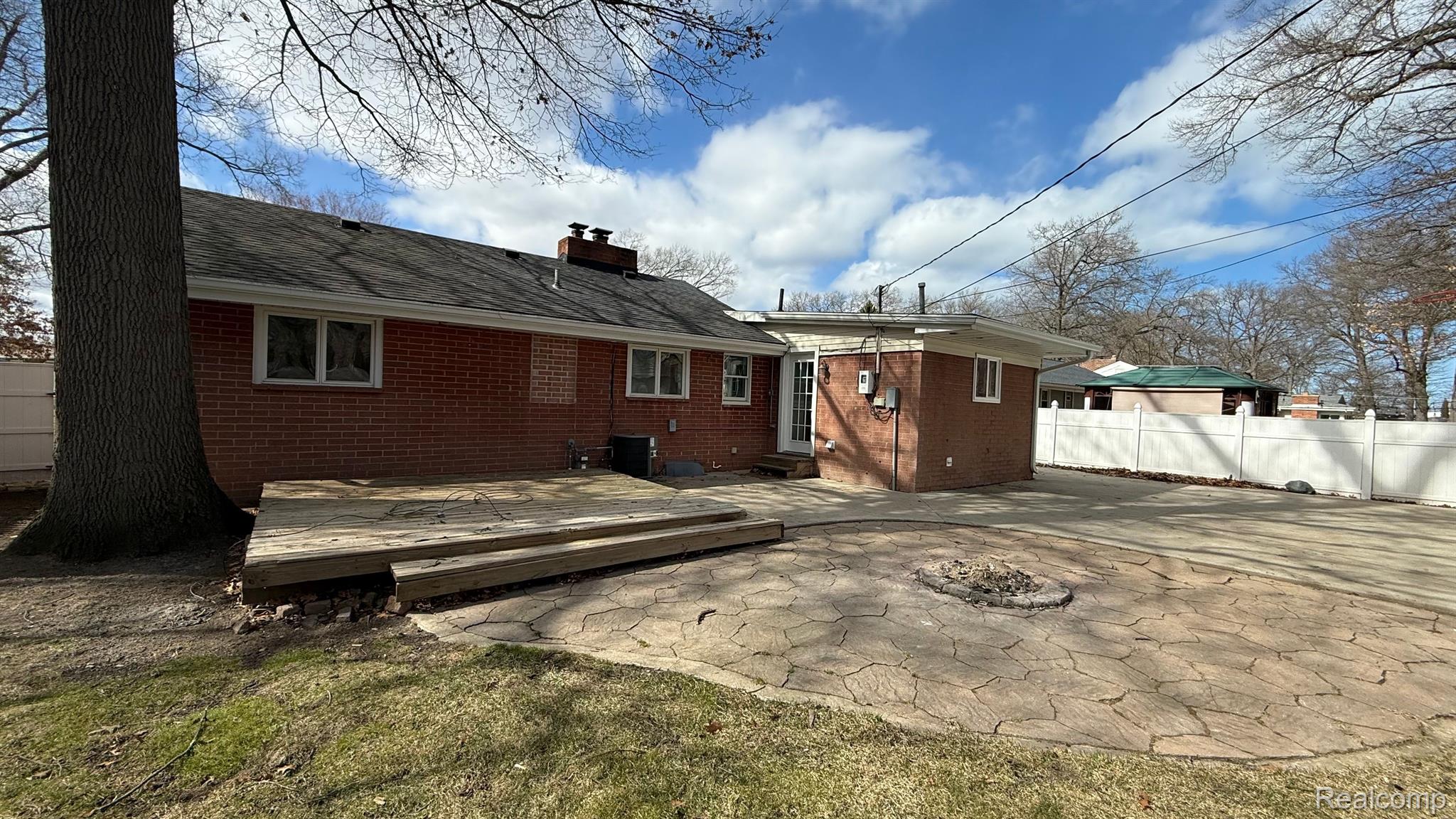 3318 RIVERSIDE Drive