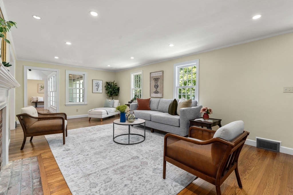 37 Pequot Rd