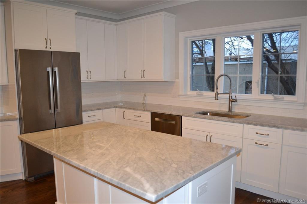 2160 Kings Highway 10