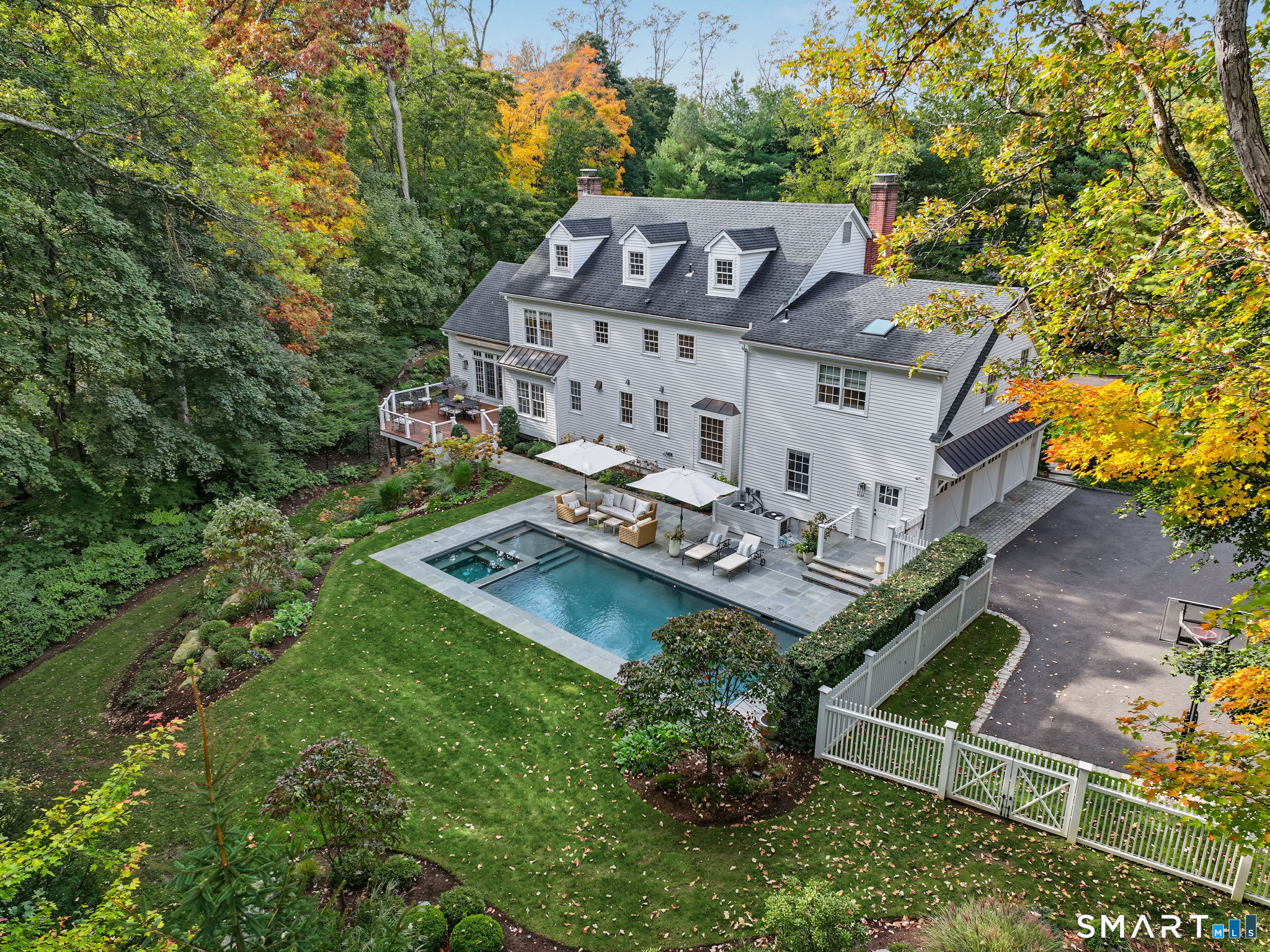 92 Compo Road North