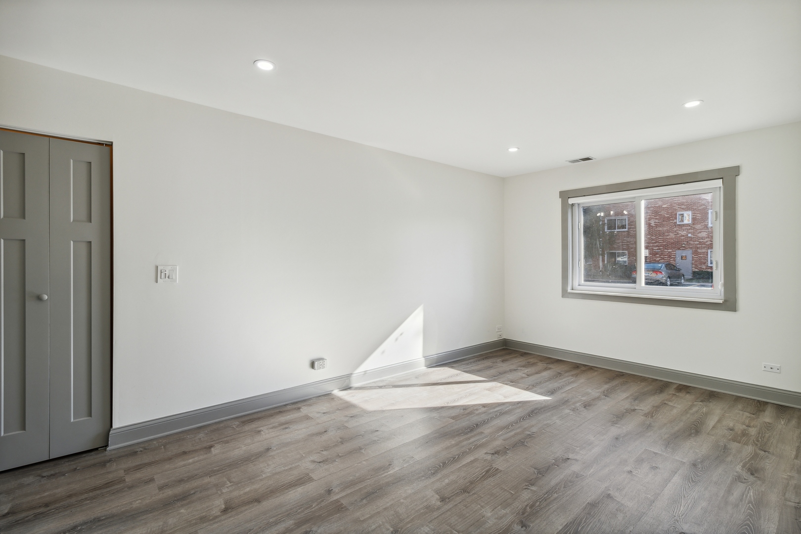 6882 W TOUHY Avenue Unit: 1A