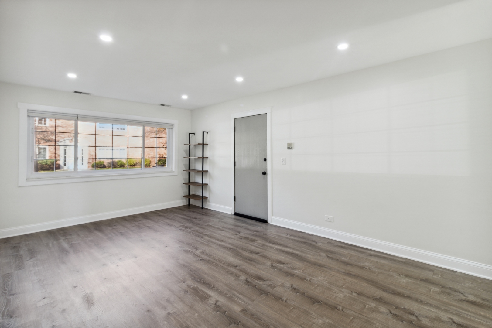 6882 W TOUHY Avenue Unit: 1A