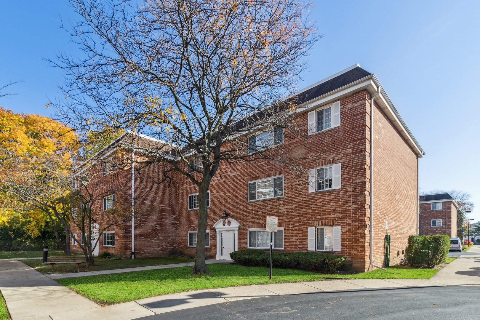 6882 W TOUHY Avenue Unit: 1A