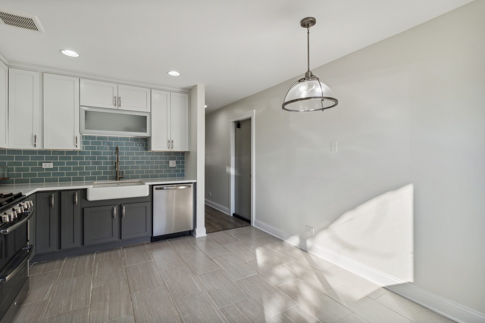6882 W TOUHY Avenue Unit: 1A