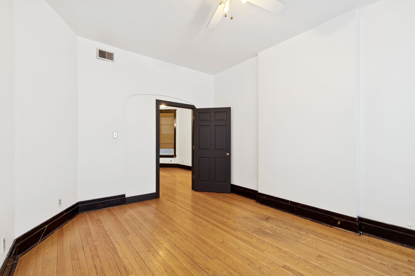 949 N Damen Avenue