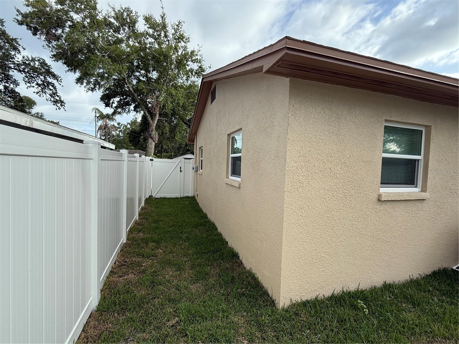 1913 W SAINT CONRAD ST