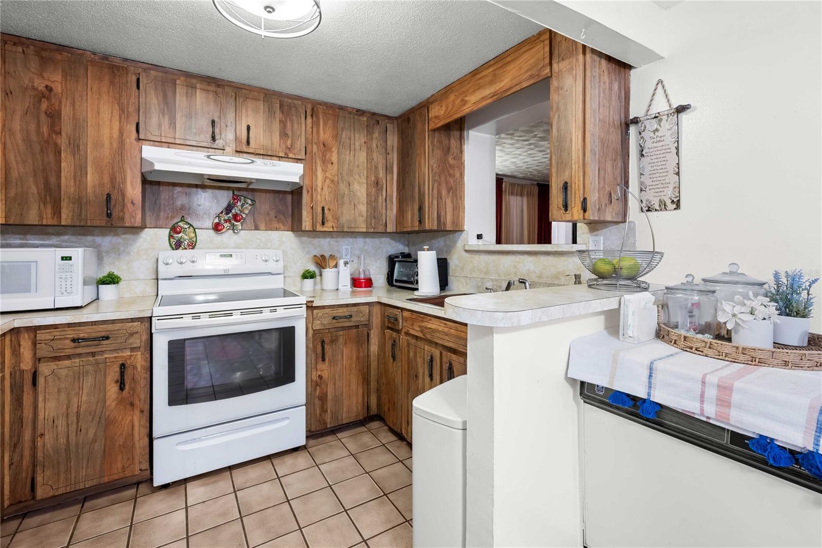 1210 GLADYS AVE