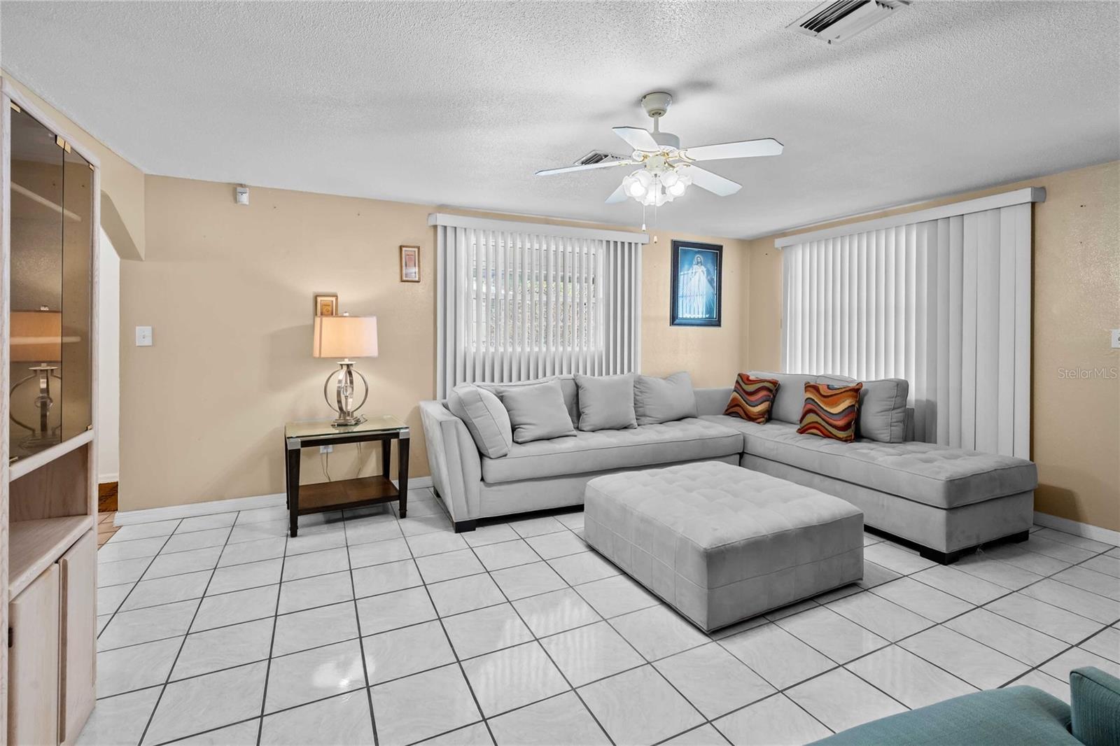 1210 GLADYS AVE