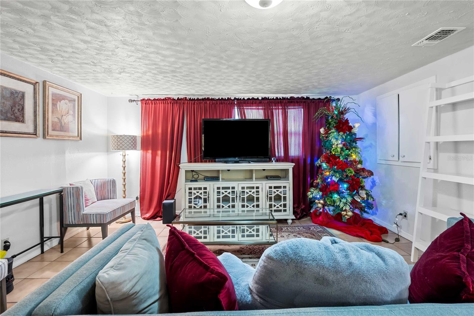 1210 GLADYS AVE