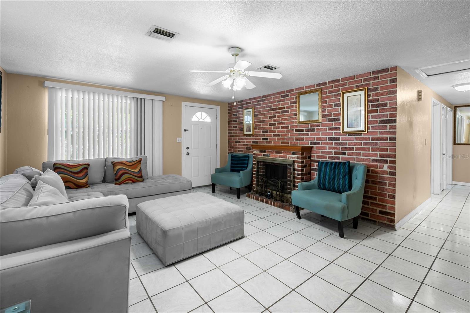 1210 GLADYS AVE